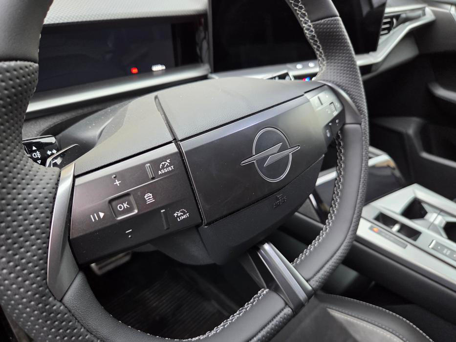 ... ale laciný vypouklý střed s levným lesklým plastem.