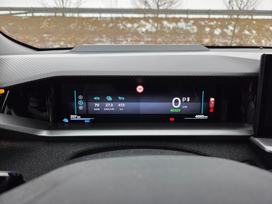 Před řidičem je desetipalcový digitální displej, doplněný ještě o průhledový displej s promítáním navigace.