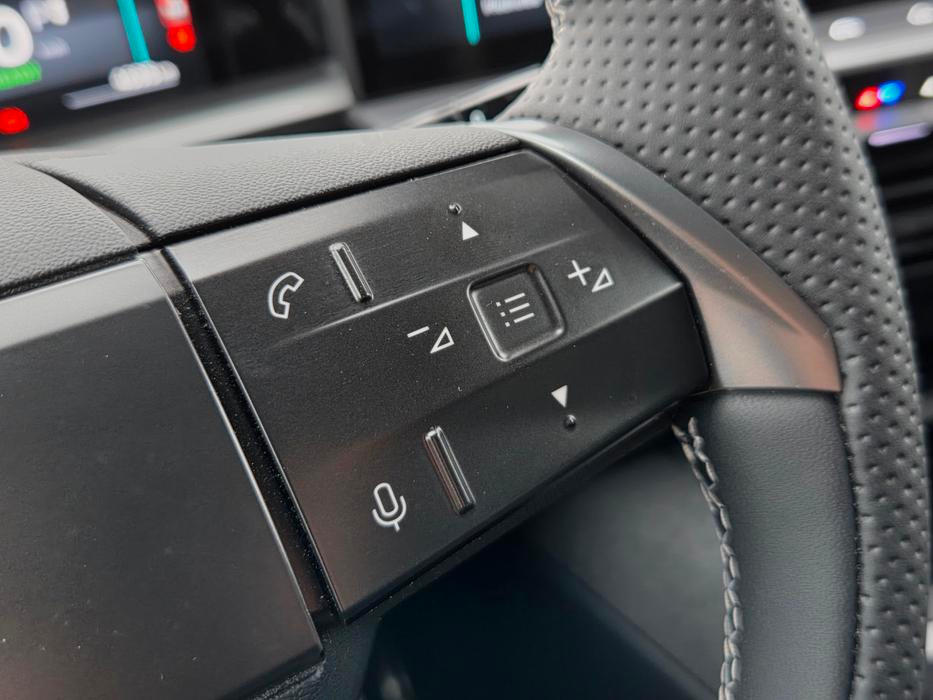 Nelíbila se nám ani tlačítka na volantu, která jsou pod jednou plochou, třebaže mají individuální haptickou odezvu.