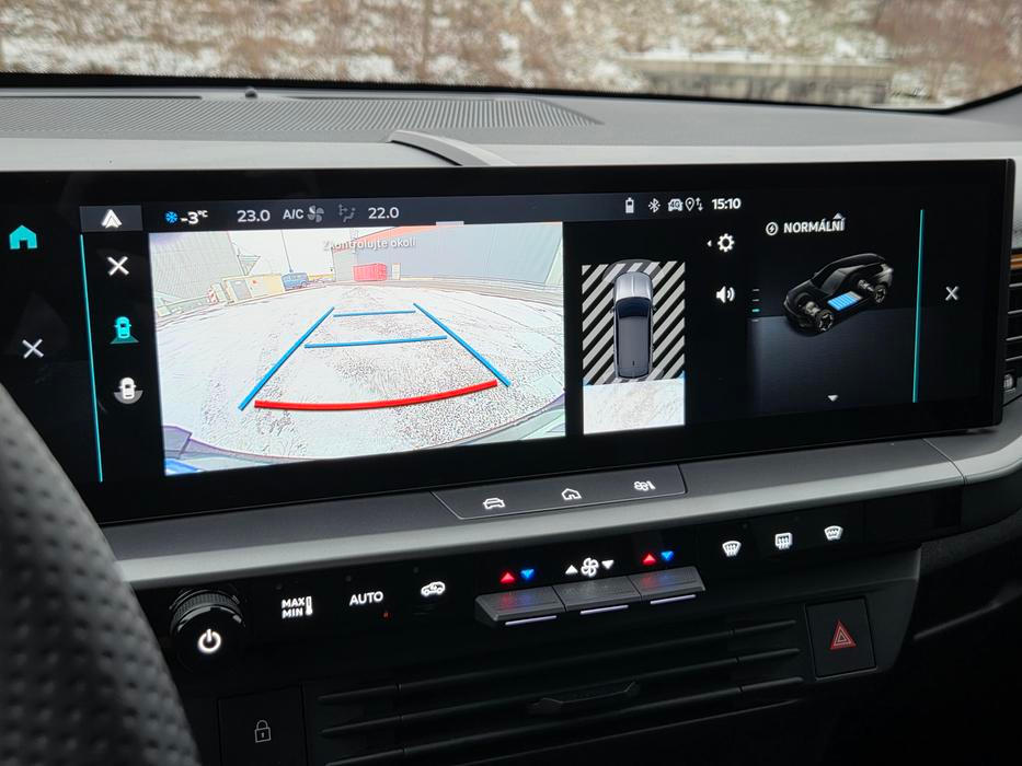 Standardem verze Ultimate je 16palcová dotyková obrazovka multimediálního systému. Zpětná kamera je standard, za 360stupňový pohled se však připlácí.