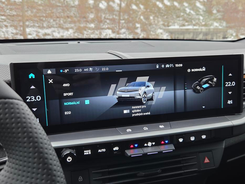 Auto funguje ve čtyřech režimech jízdy, Sport a 4WD znamenají stálý pohon všech kol.