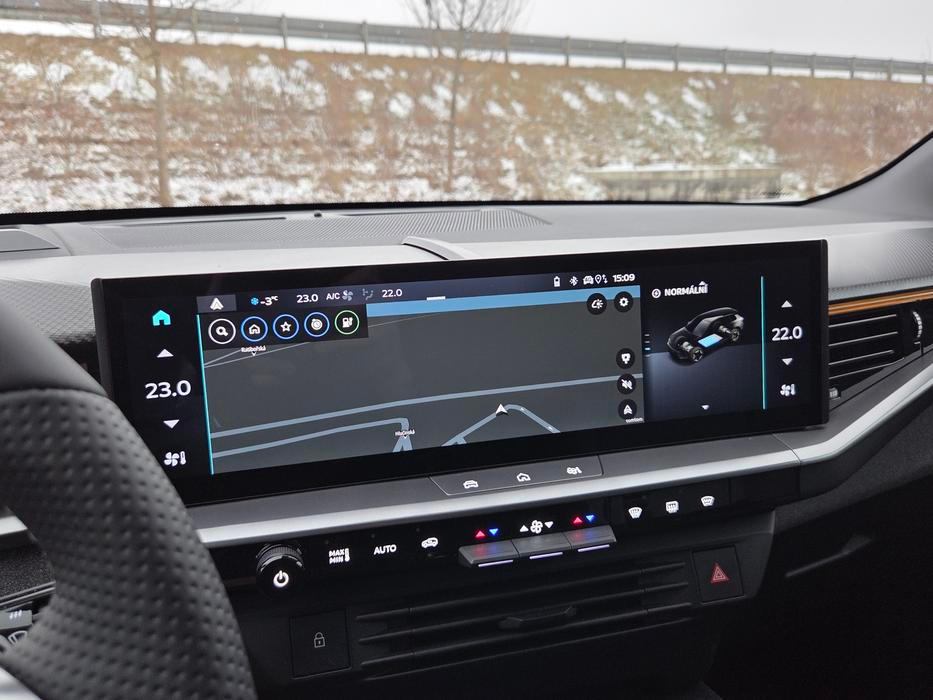 Součástí výbavy je i navigace, líbí se nám rovněž fyzická tlačítka pro ovládání klimatizace.