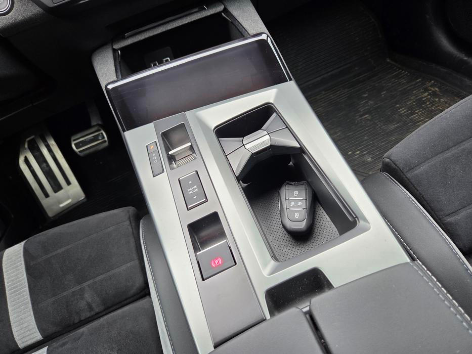 Středový tunel je poměrně masivní, nabízí ale nejen velké držáky nápojů, ale i hlubokou odkládací schránku.