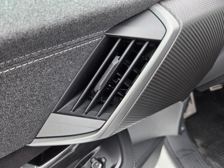 A nelíbí se nám ani výdechy ventilace ve výplních dveří, navíc ještě s imitací karbonu.