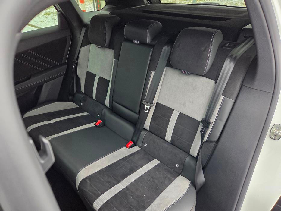 Vzadu je místo pro tři cestující, nicméně na velikost auta se budete cítit možná až zbytečně stísněně.