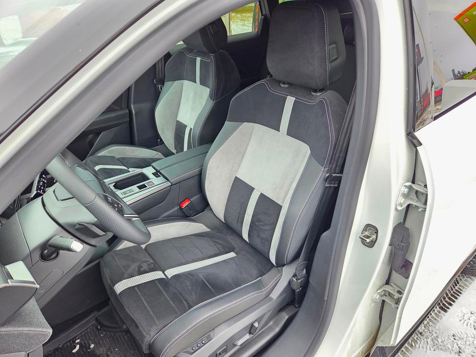 Přední ortopedická sedadla jsou velmi pohodlná a záda z nich nebolí ani na delších trasách. Ve verzi Ultimate mají standardně vyhřívání i elektrické ovládání.