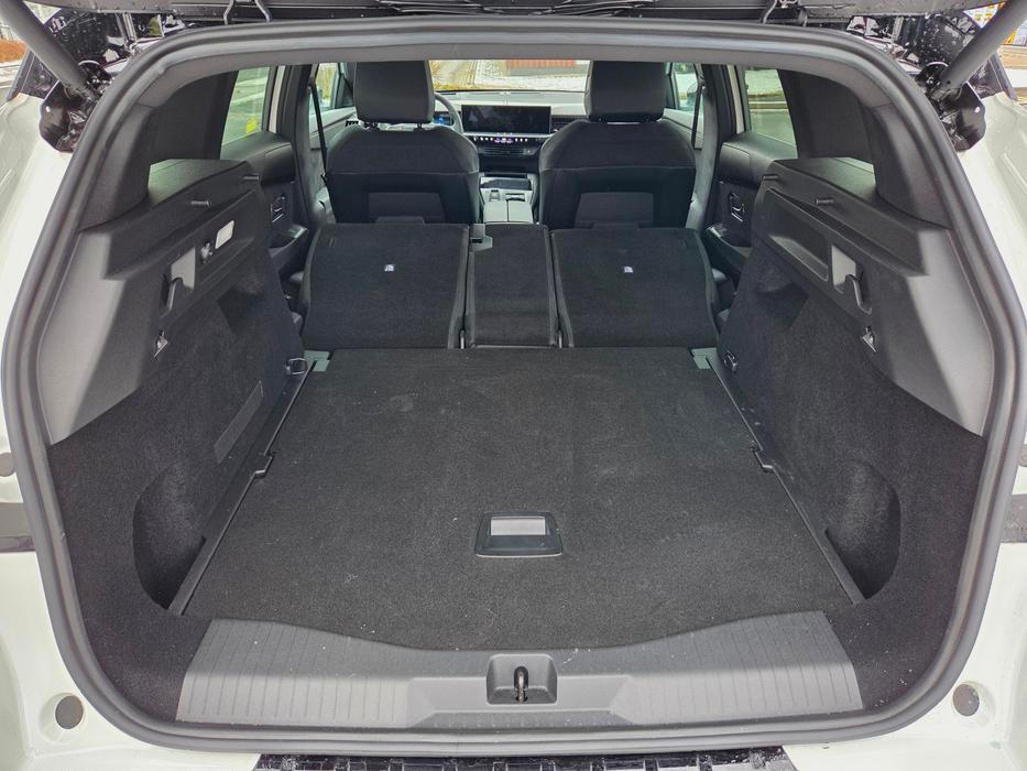 Po sklopení sedadel vznikne rovná ložná plocha a objem 1580 litrů.