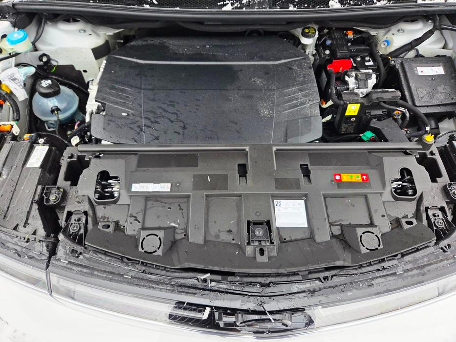 Pod přední kapotou frunk nečekejte, schovává se tam technika elektrického pohonu.