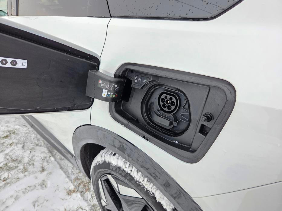 Nabíjecí výkon je maximálně 160 kW stejnosměrným a 11 kW střídavým proudem.