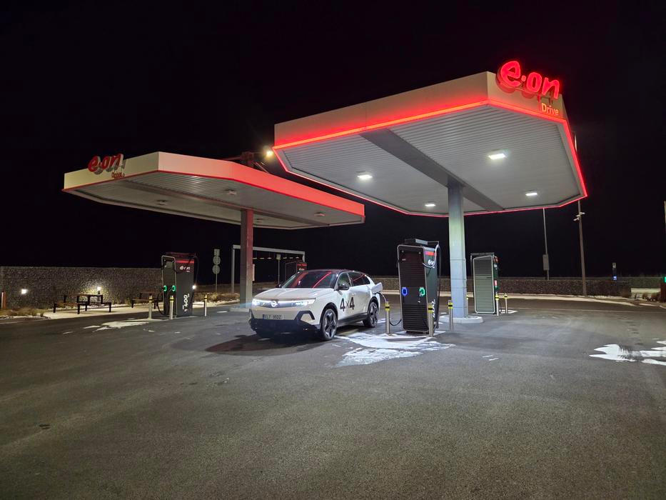 Jenomže Grandland zatím postrádá předehřev baterie, takže nabíjecí křivka není moc dobrá a stání dokonce na 400kW nabíječce zdánlivě nekonečné. Z 30 na 80 procent se auto nabíjí půl hodiny.