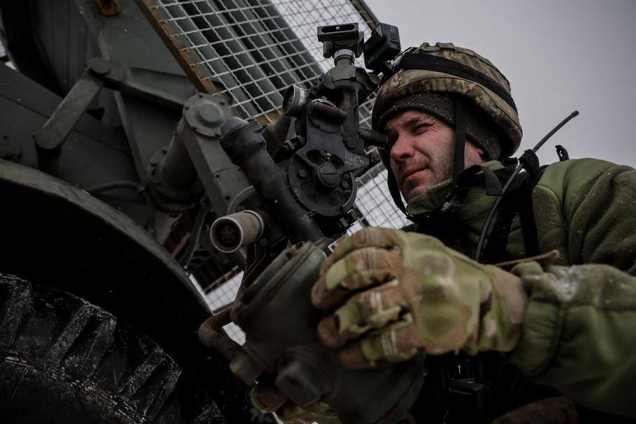 Ukrajinský voják se připravuje k palbě z raketového systému BM-21 Grad směrem k ruským jednotkám.