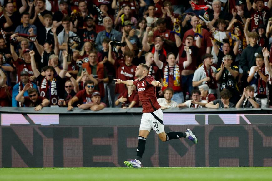 Disciplinárka nemůže trestat fyzioterapeuta za kopanec do Kuchty. Vyzývá Slavii, ať to udělá