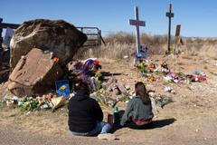 Před branami ranče Zorro se na Mezinárodní den žen konal protest. Demonstranti žádají spravedlnost pro oběti Epsteinova zneužívání.