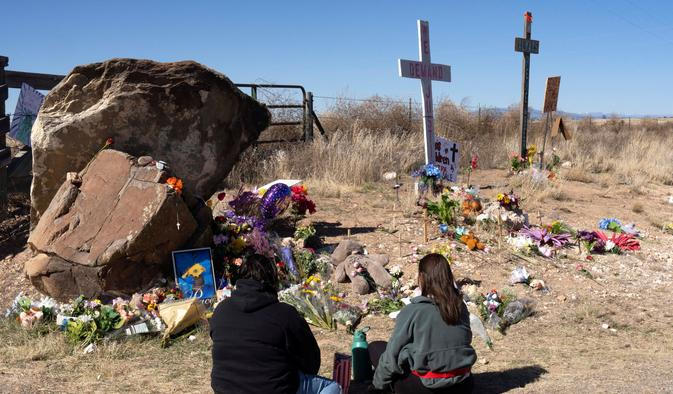 Před branami ranče Zorro se na Mezinárodní den žen konal protest. Demonstranti žádají spravedlnost pro oběti Epsteinova zneužívání.