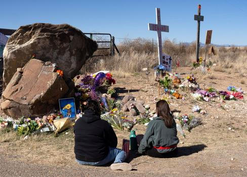 Před branami ranče Zorro se na Mezinárodní den žen konal protest. Demonstranti žádají spravedlnost pro oběti Epsteinova zneužívání.