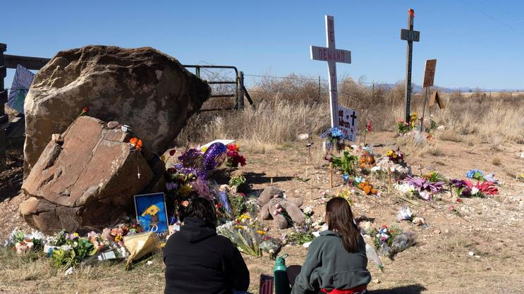 Před branami ranče Zorro se na Mezinárodní den žen konal protest. Demonstranti žádají spravedlnost pro oběti Epsteinova zneužívání.