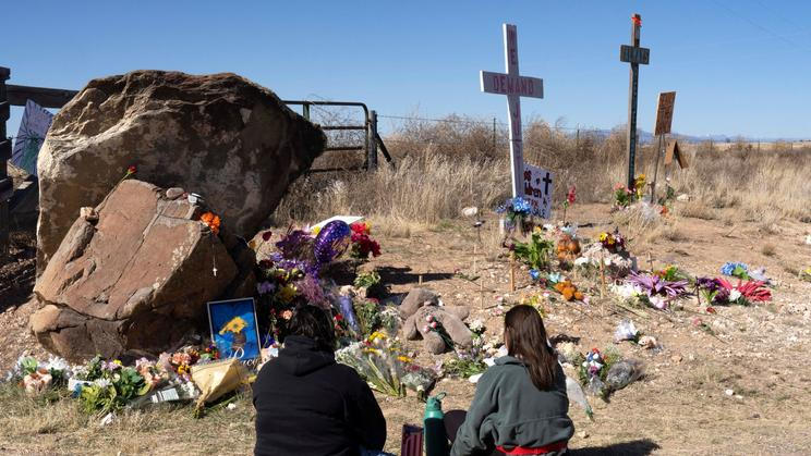 Před branami ranče Zorro se na Mezinárodní den žen konal protest. Demonstranti žádají spravedlnost pro oběti Epsteinova zneužívání.