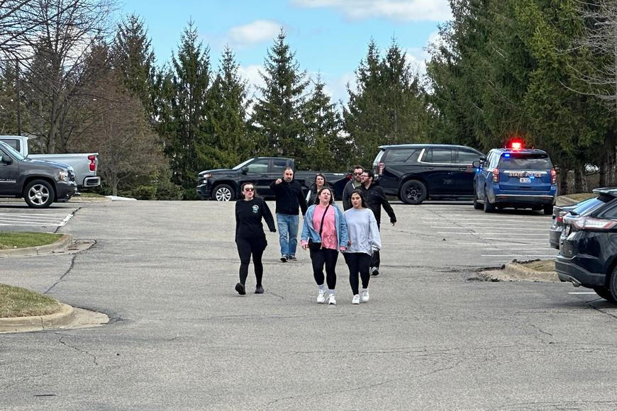 Útočník najel autem do synagogy v Michiganu a začal střílet, policisté ho zneškodnili