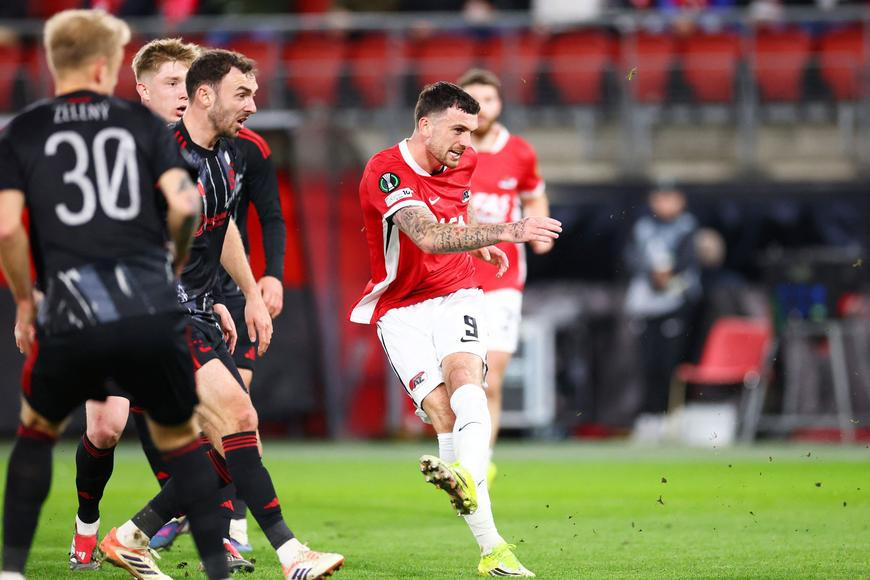 Sparta jich mohla dostat pět, přesto veze z Alkmaaru naději do odvety. Zářil Surovčík