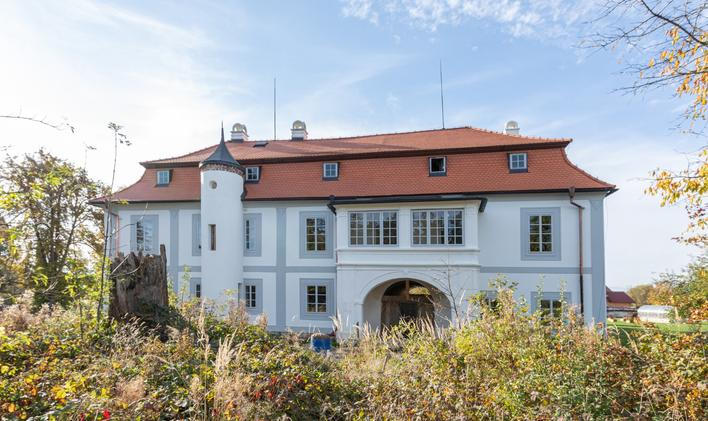 Zámek Ohrazenice se podařilo zachránit před zkázou.