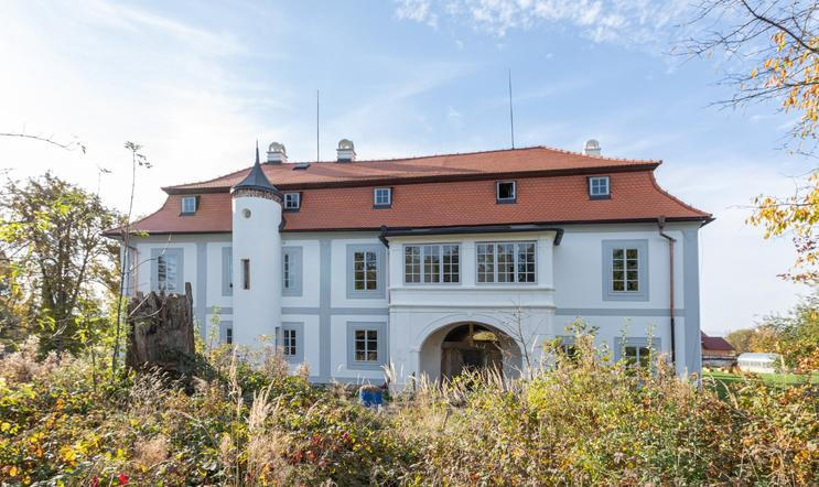 Zámek Ohrazenice se podařilo zachránit před zkázou.