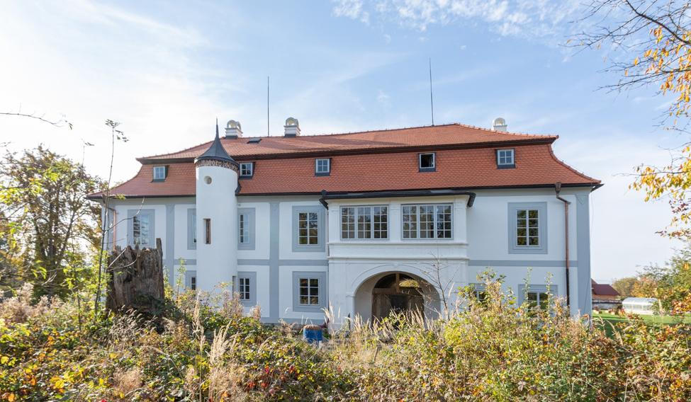 Zámek Ohrazenice se podařilo zachránit před zkázou.