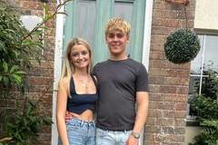 Pár postupně proměňuje svou nemovitost v domov svých snů a zároveň si uvědomuje, že jejich krok je mezi vrstevníky spíše výjimečný. 