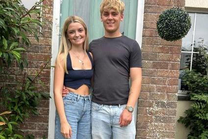 Pár postupně proměňuje svou nemovitost v domov svých snů a zároveň si uvědomuje, že jejich krok je mezi vrstevníky spíše výjimečný. 