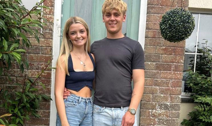 Pár postupně proměňuje svou nemovitost v domov svých snů a zároveň si uvědomuje, že jejich krok je mezi vrstevníky spíše výjimečný. 