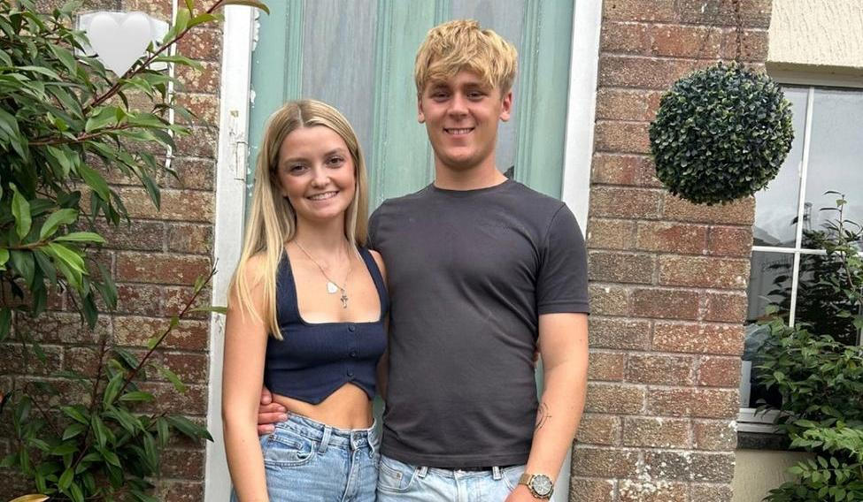 Pár postupně proměňuje svou nemovitost v domov svých snů a zároveň si uvědomuje, že jejich krok je mezi vrstevníky spíše výjimečný. 