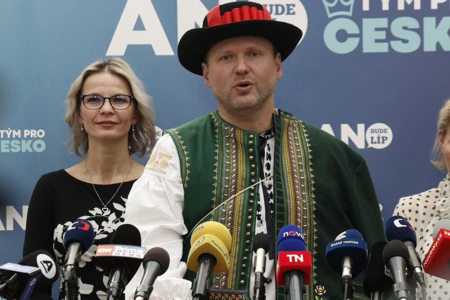 Poslanec ANO Radek Vondráček, který přišel s nápadem na Den lidových krojů, patří k těm, kteří stojí za přípravami zákona o registraci neziskových společností se zahraničními vazbami.