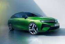 Po korejské dvojici zeje poměrně velká díra, protože do výroby zadáte až omlazený Opel Astra Sports Tourer s cenou od 599 990 korun. Pod kapotou je naftová 1.5 CDTI o výkonu 96 kW v kombinaci s osmistupňovým automatem. Mimochodem verze před modernizací ze skladů startuje na 519 990 korunách.