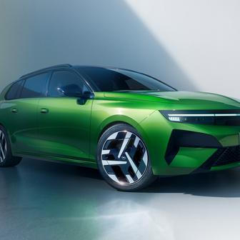 Po korejské dvojici zeje poměrně velká díra, protože do výroby zadáte až omlazený Opel Astra Sports Tourer s cenou od 599 990 korun. Pod kapotou je naftová 1.5 CDTI o výkonu 96 kW v kombinaci s osmistupňovým automatem. Mimochodem verze před modernizací ze skladů startuje na 519 990 korunách.