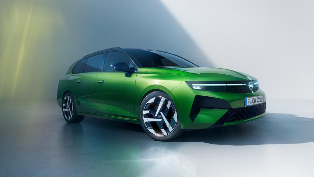 Po korejské dvojici zeje poměrně velká díra, protože do výroby zadáte až omlazený Opel Astra Sports Tourer s cenou od 599 990 korun. Pod kapotou je naftová 1.5 CDTI o výkonu 96 kW v kombinaci s osmistupňovým automatem. Mimochodem verze před modernizací ze skladů startuje na 519 990 korunách.