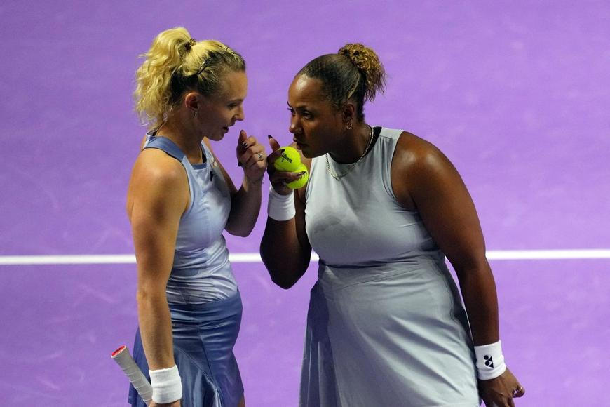 Siniaková vzdala dvouhru, v deblu je ale ve finále. Nastoupí proti neoblíbené dvojici