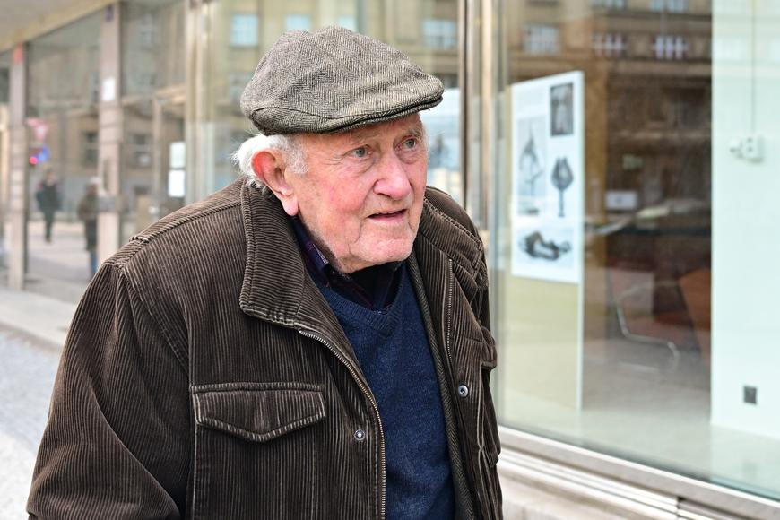 Stoletý sochař a malíř Stanislav Kolíbal vystavuje v pražské Galerii Skleňák