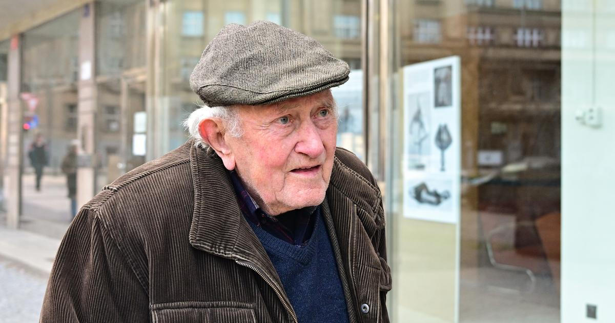 Stoletý sochař a malíř Stanislav Kolíbal vystavuje v pražské Galerii Skleňák