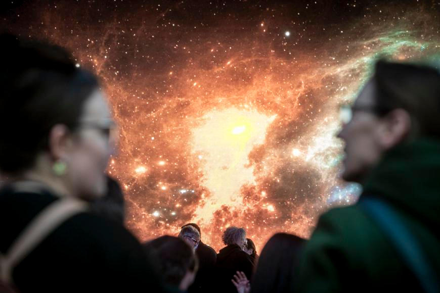 Z hlubin vesmíru do Sixtinské kaple během vteřiny. Zažili jsme show, na kterou se stojí fronty