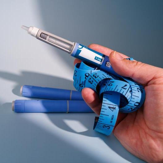 Nová studie naznačuje, že léky s GLP-1 mohou vedle hubnutí a lepší kontroly cukru v krvi souviset i s vyšším rizikem osteoporózy a dny.