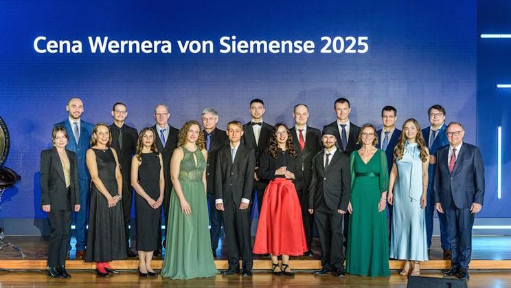 Ceny Wernera von Siemens za rok 2025 odměnily největší talenty z řad studentů, mladých vědců a pedagogů. Odborné poroty vybíraly ze 662 přihlášených prací. Slavnostní předání se konalo ve středu 11. března 2026 v Betlémské kapli v Praze. V první řadě první zprava generální ředitel Siemense ČR Eduard Palíšek. Siemens/