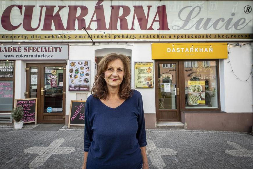 Retro frčí. Na Žižkově přes 30 let boduje cukrárna s dezerty za pár korun i skrytou zahrádkou