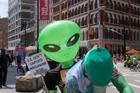 Loni lidé v New Yorku (na snímku) demonstrovali za zveřejnění všech informací o UFO, jimiž disponuje americká vláda. Nyní se dočkali další části utajovaných složek.