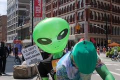 Účastník demonstrace požadující zveřejnění všech informací, které má vláda USA o UFO (New York 2025).