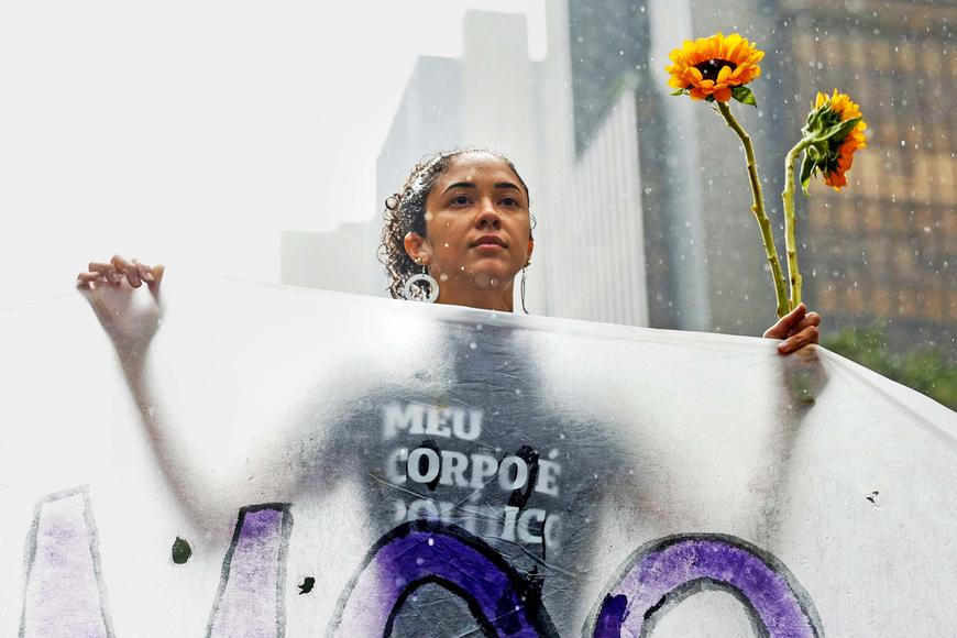 Škoda tyhle fotky minout: mystické tetování, pády i pocty nebo kočičí město