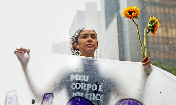Škoda tyhle fotky minout: mystické tetování, pády i pocty nebo kočičí město