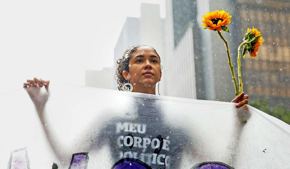 Škoda tyhle fotky minout: mystické tetování, pády i pocty nebo kočičí město