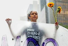 Škoda tyhle fotky minout: mystické tetování, pády i pocty nebo kočičí město