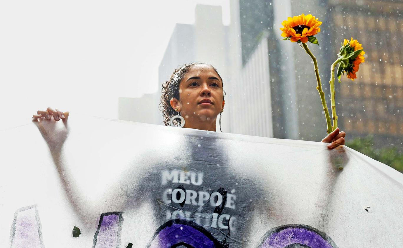 Škoda tyhle fotky minout: mystické tetování, pády i pocty nebo kočičí město