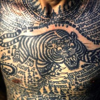 Škoda tyhle fotky minout: mystické tetování, pády i pocty nebo kočičí město