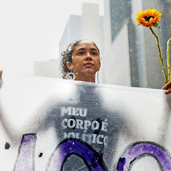 Škoda tyhle fotky minout: mystické tetování, pády i pocty nebo kočičí město